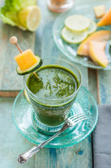 bicchiere con bevanda depurativa alle verdure miste