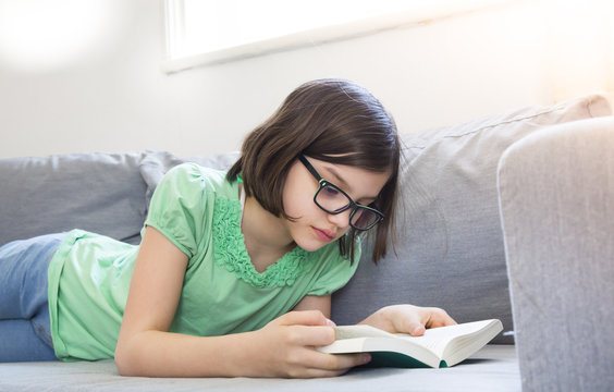 M&auml;dchen,Leser,Sofa,Hobby,Freizeit,Konzentration,lesen