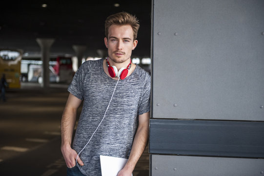 T-Shirt,Bus,Kopfh&ouml;rer,nachdenklich,stehen,Freizeit,Lifestyle