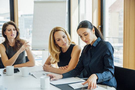 Gesch&auml;ftsfrau,Mappe,Fenster,Tisch,sprechen,Gemeinsam,Unterhaltung