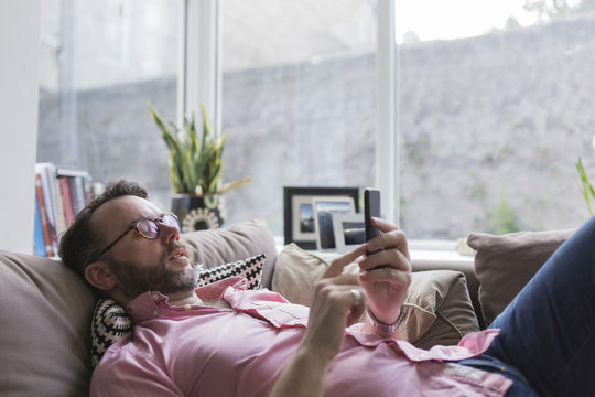 Sofa,lesen,liegen,Technologie,Textfreiraum,SMS,Smartphone