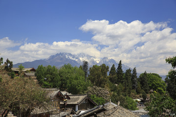 中国雲南省麗江市の麗江古城と玉龍雪山