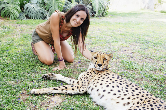 Gepard,l&auml;cheln,entspannt,Freude,Zufriedenheit,liegen,Erlebnis