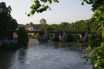 Fototapeta na wymiar Brücke über den Tiber
