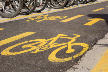 Obraz premium bicycle lane sign on the road