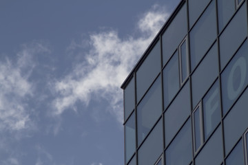 Fototapeta na wymiar Fassade Detail mit Fenstern Glas und Dachkante im Kontext zum Hi