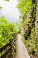 Marling, Dorf, Waalweg, Marlinger Waalweg, Felswand, Naturweg, Spazierweg, Wanderweg, Frühling, Vinschgau, Südtirol, Italien