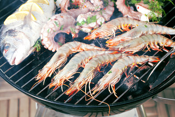 Frische Meeresfrüchte und Fisch am Grill 