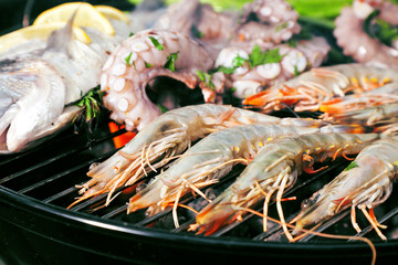 Frische Meeresfrüchte und Fisch am Grill 