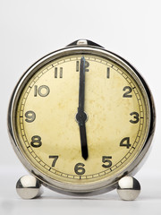 Reloj marca las seis sobre fondo blanco