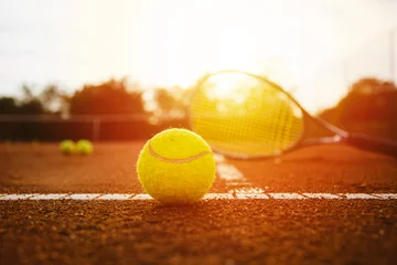 Keuken spatwand met foto Tennis equpment on clay court © yossarian6
