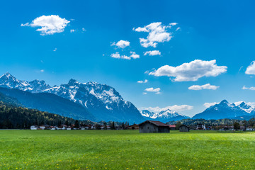 Krün im Landkreis Garmisch-Patenkirchen zwischen Karwendel und Wettersteingebirge