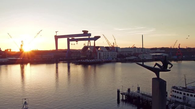 Werft HDW bei Sonnenaufgang im Gegenlicht, Kiel Deutschland