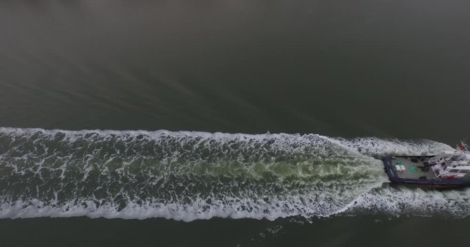 Luftaufnahme von einem Hafenschlepper auf dem Nord Ostsee kanal