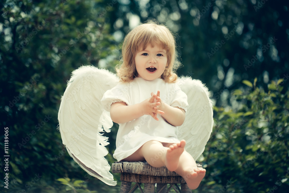 Wall mural little angel claps his hands