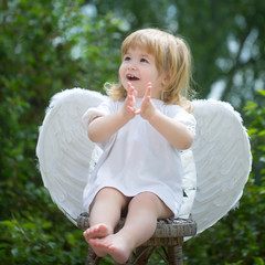 Little angel claps his hands
