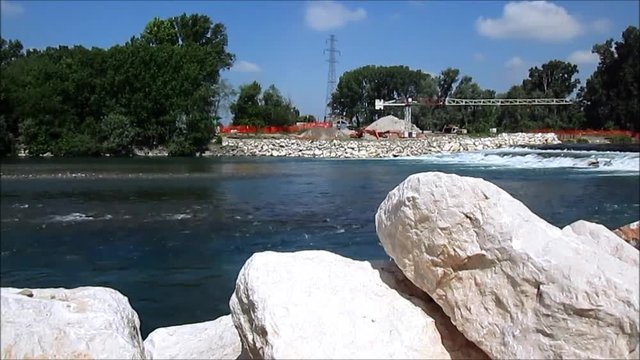 Cantiere lungo il fiume Adda