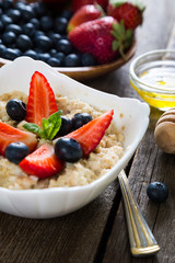 Oatmeal with fresh berries