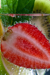 Fototapety  napój z dojrzałymi soczystymi owocami