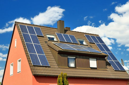 Hausdach mit Solarzellen
