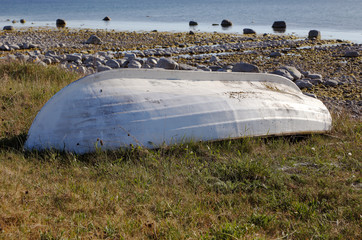 Liten båt på stranden
