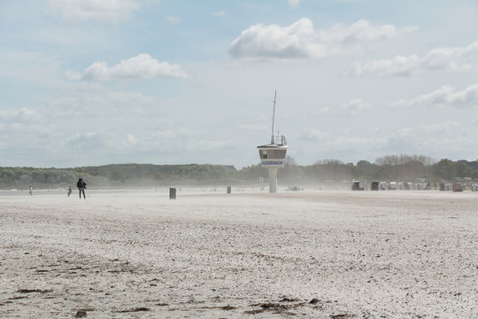 Priwall, Travem&uuml;nde, Sand weht &uuml;ber den Strand