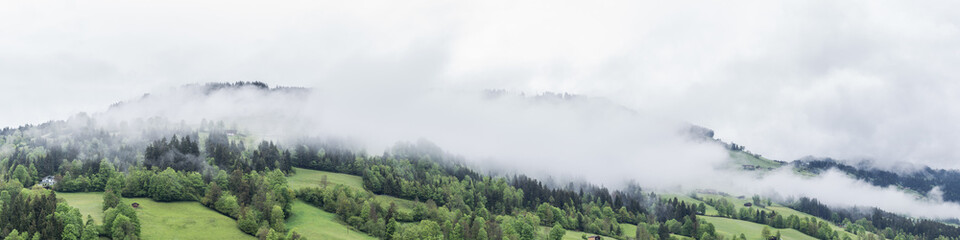 Berg Landschaft im Nebel