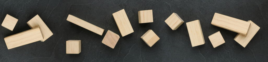 Cubes en bois sur ardoise