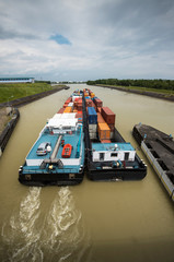 Binnenschiff mit Containern nach Schleuse