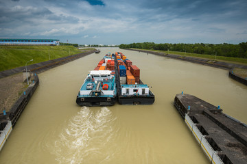 Containerschiff hinter Staustufe