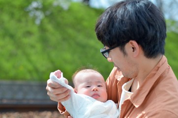 子供を抱く父親