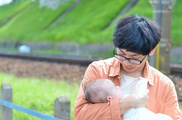 子供を抱く父親