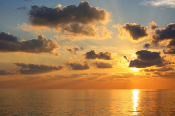 Obraz premium sunset and sunrise time, nature background and empty area for text, feeling love or romantic background in nature, sky background with cloud, nature background in sunset or sunrise time.