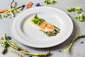 Freshly sauteed scallops with green asparagus