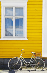 Fototapeta na wymiar Old bike against the wall at home