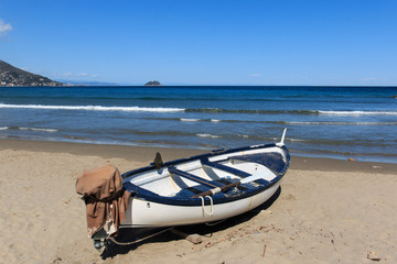 Obraz premium barca sulla spiaggia