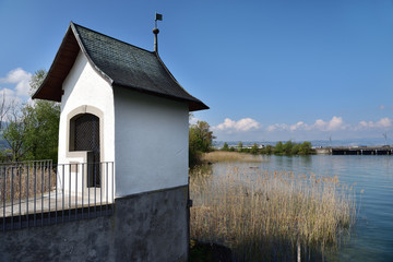 Fototapeta premium Kapelle an der Holzbrücke Rapperswil–Hurden über den Zürichsee