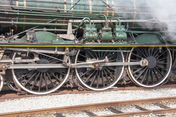 Fototapeta na wymiar Roues et embiellage sur locomotive à vapeur