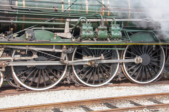 Roues et embiellage sur locomotive &agrave; vapeur