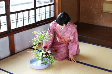 華道／生け花をする着物姿の女性