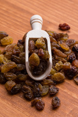 raisins with scoop