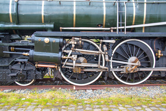 Roues et embiellage sur locomotive &agrave; vapeur