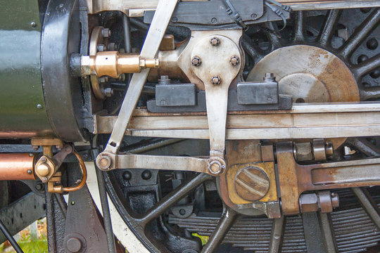 Roues et embiellage sur locomotive &agrave; vapeur