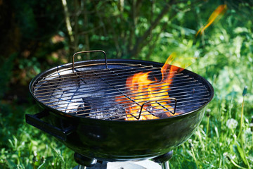 Płonący grill, duże płomienie ognia. 