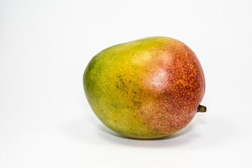 Mango freigestellt auf weißem Hintergrund