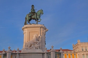 Fototapeta na wymiar Reiterstatue von Jose I. auf dem Praca do Comercio