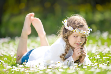Obraz premium Happy kid in a camomile field 