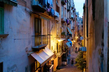 Papier Peint photo Naples NAPLES, ITALIE - 16 janvier 2016 : vue sur la rue de la vieille ville la nuit