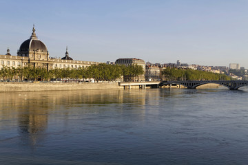 Fototapeta na wymiar Le Rhône et Hotel-Dieu