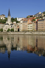 Fototapeta na wymiar Vieux-Lyon et reflets dans la Saone